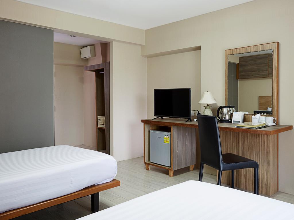Watana Hotel Бангкок Екстер'єр фото