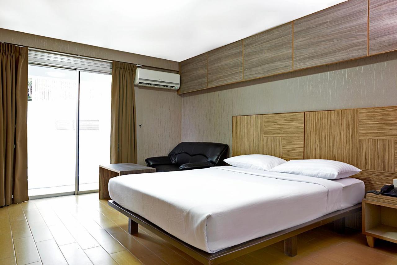 Watana Hotel Бангкок Екстер'єр фото