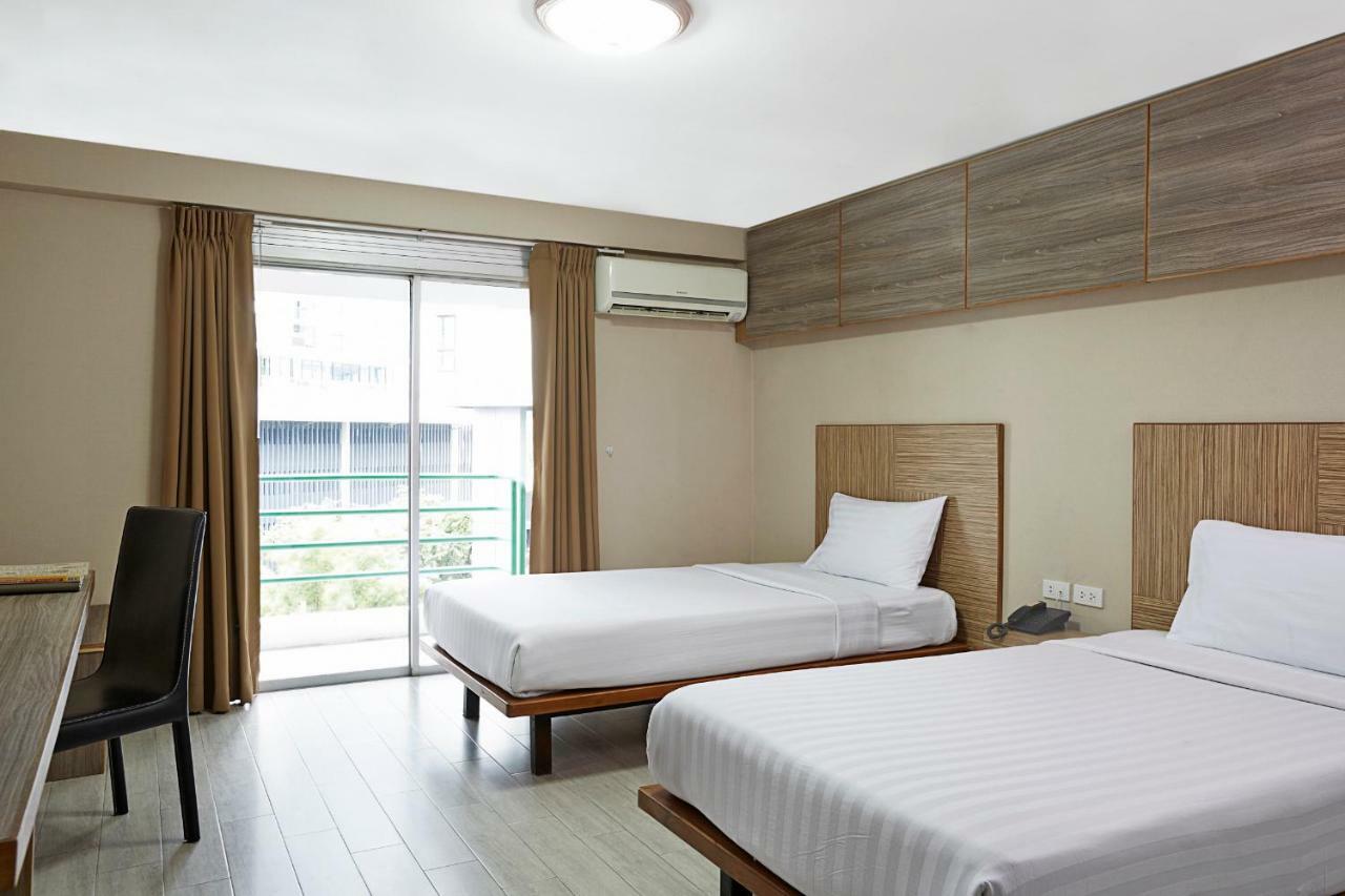 Watana Hotel Бангкок Екстер'єр фото